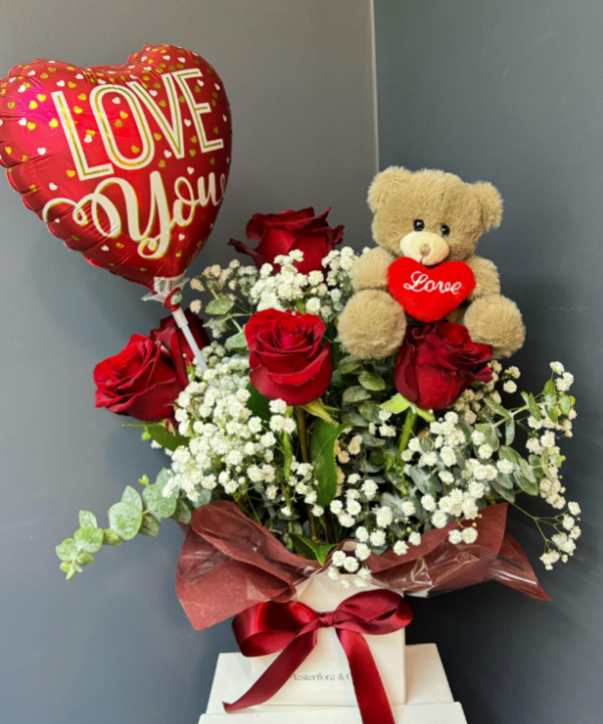 Romantic Roses Box  (7 roses)