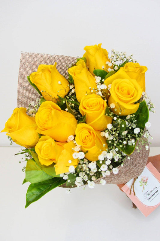 10 stems of yellow roses wrapping by hessian-like mesh, delivering in Melbourne